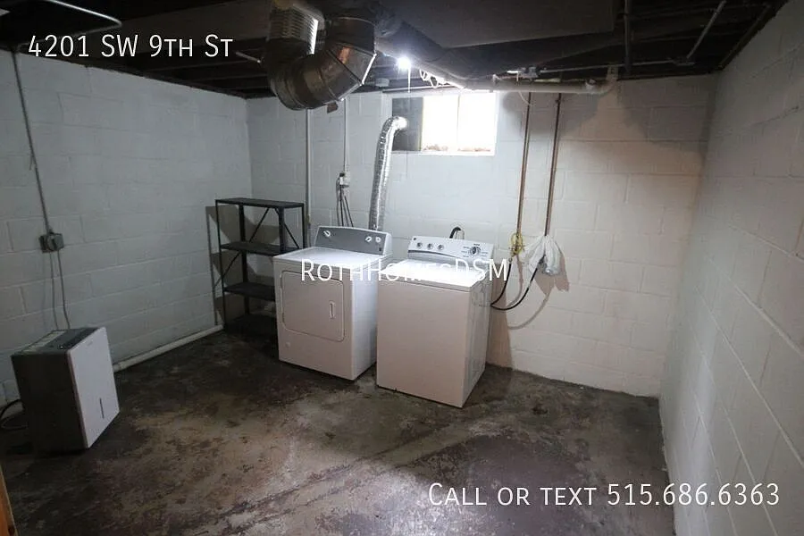 Large 4 bedroom home with Attached Garage — Photo 4