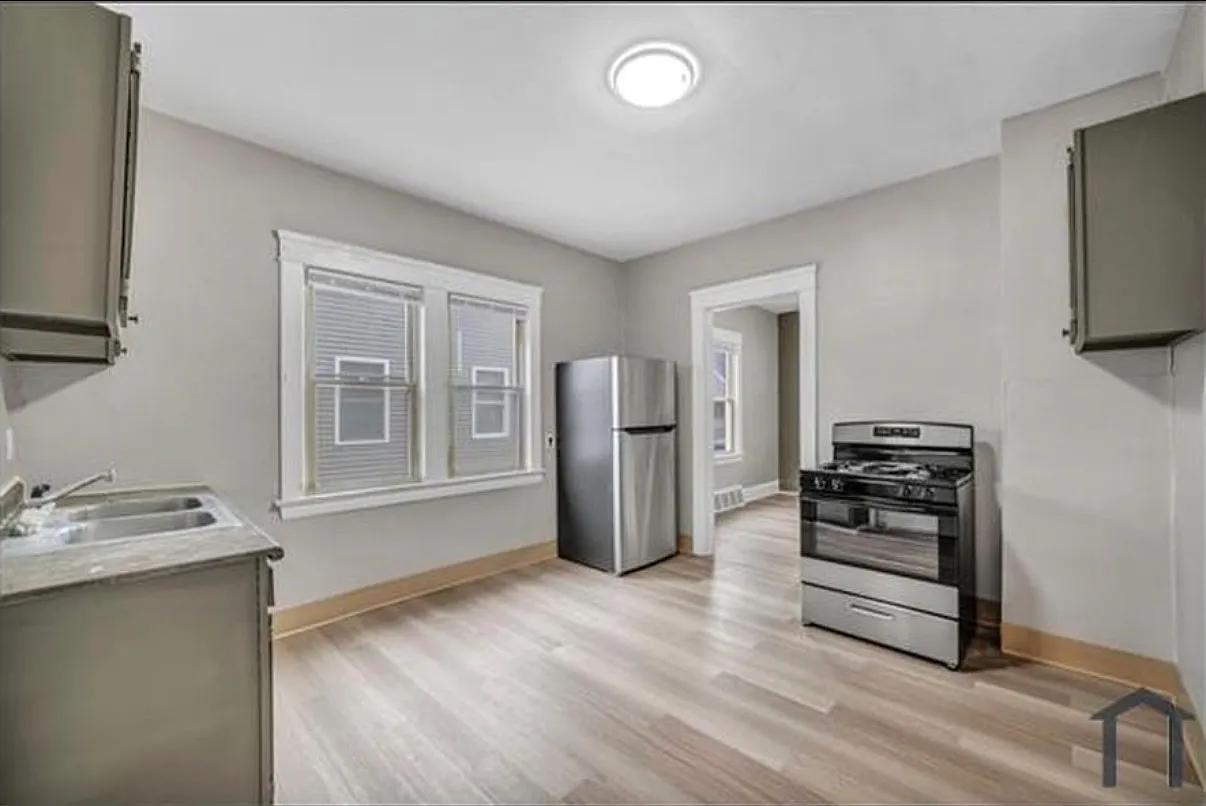 2 bed, 704 sqft, $1,050 — Photo 2