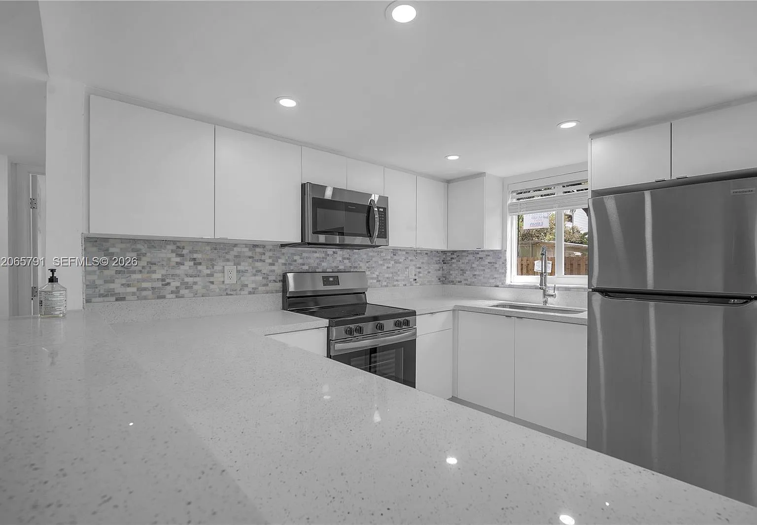 2 bed, 2.0 bath, 1050 sqft, $2,380 — Photo 1
