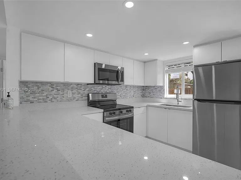 414 SE 14th St #3 — Photo 1