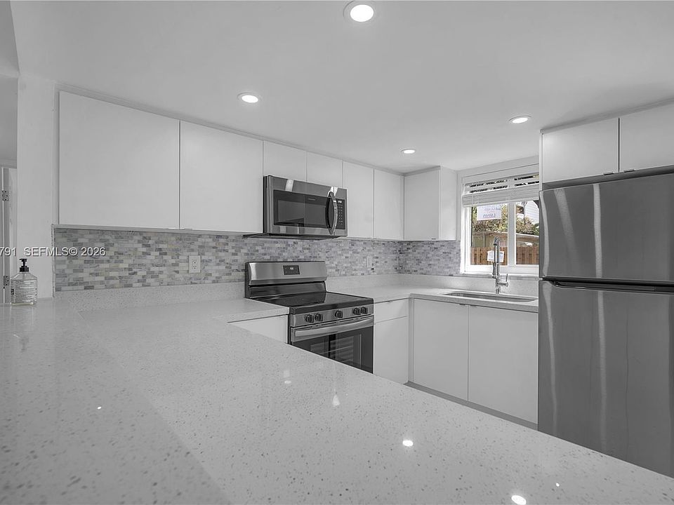 1st image of 414 SE 14th St APT 3