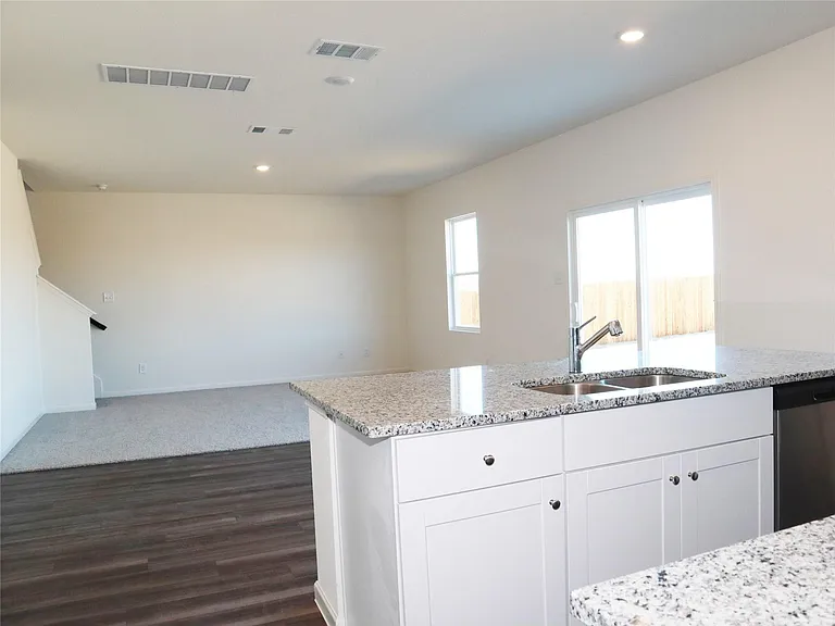831 Lexington Ln — Photo 11