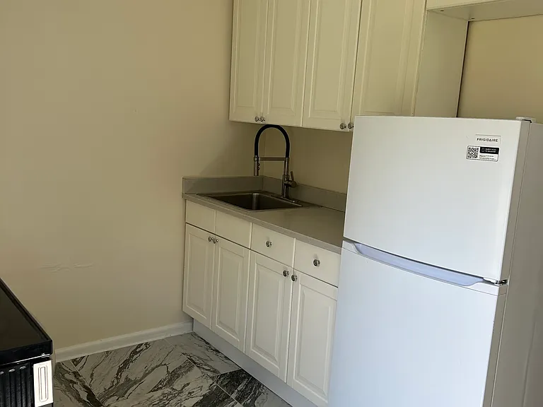 452 Southwoods Dr — Photo 1
