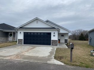 6040 S Hummingbird Ln, Columbia, MO 65201