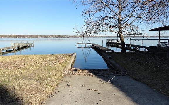 5th image of 732 W Lake Dr