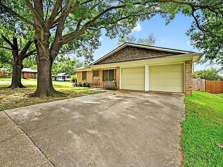 1402 Hillcrest Dr — Photo 3