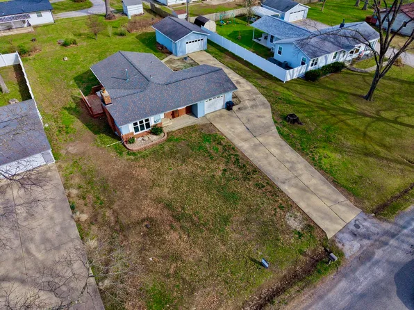 274 Oak Tree Ave, Salem, IL 62881