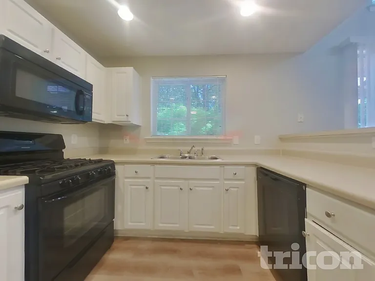 102 W Oaks Pl — Photo 4