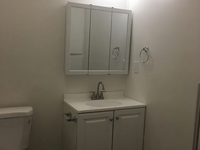 Burbank Tarzana Apartments — Photo 15