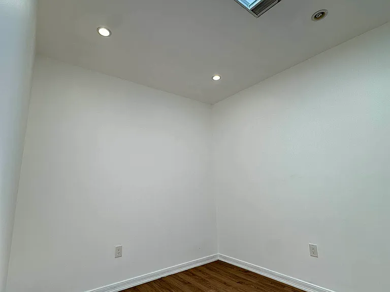 774 E 37th St #1 — Photo 13