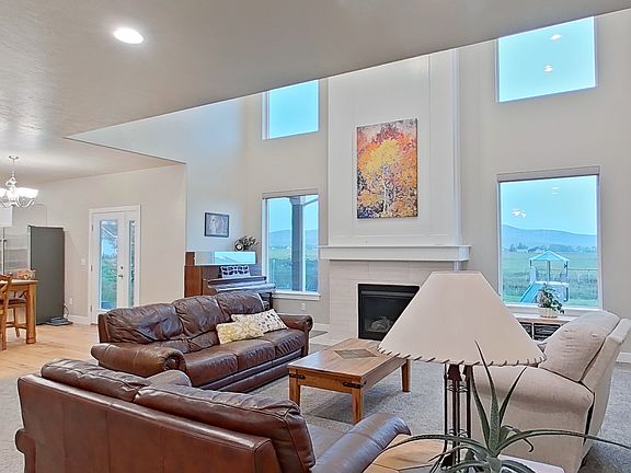 5th image of 1162 Village Dr