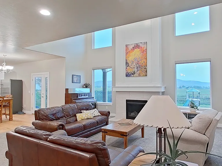 1162 Village Dr — Photo 5