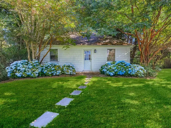 https://photos.zillowstatic.com/fp/69807e00f7dcdfd15cd52484669a98ef-p_e.webp