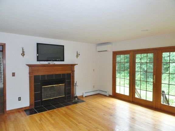 2nd image of 102 Morningstar Ln