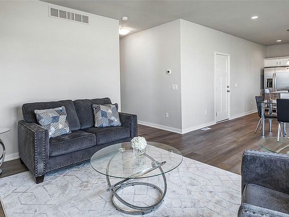 3rd image of 16605 Oakwood Dr
