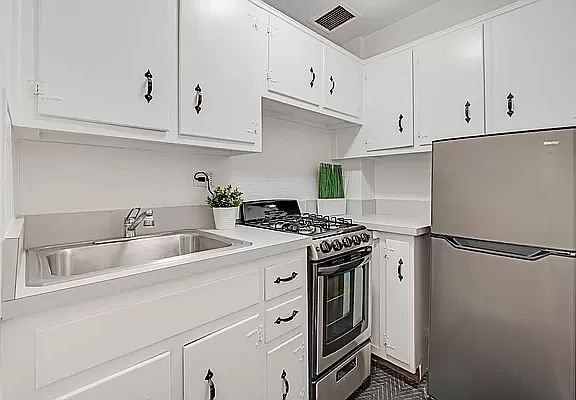 3rd image of 321 E 45th St APT 1C