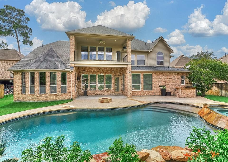 Welcome home to 34 Mosaic Point Place in The Woodlands Creekside Park! This gorgeous home is located in the highly desirable Paloma Point neighborhood!