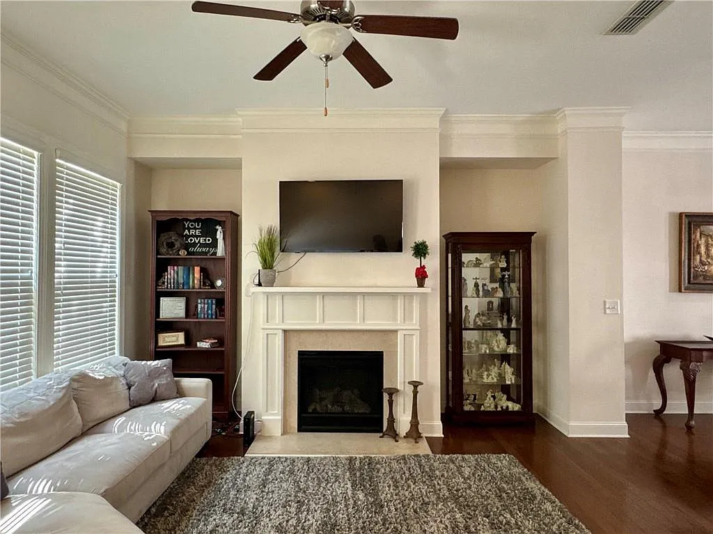 4 bed, 3.5 bath, 2000 sqft, $2,300 — Photo 4