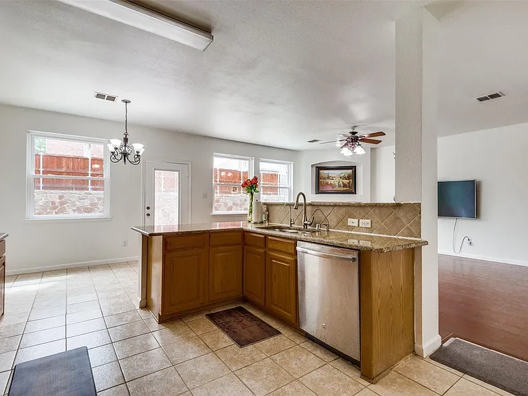 9720 Kingsmill Dr — Photo 5