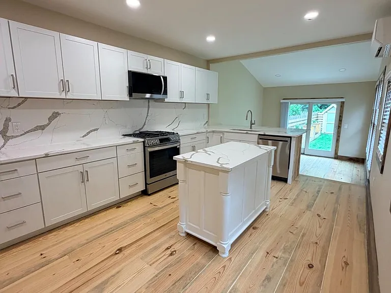 121 E Union St — Photo 10