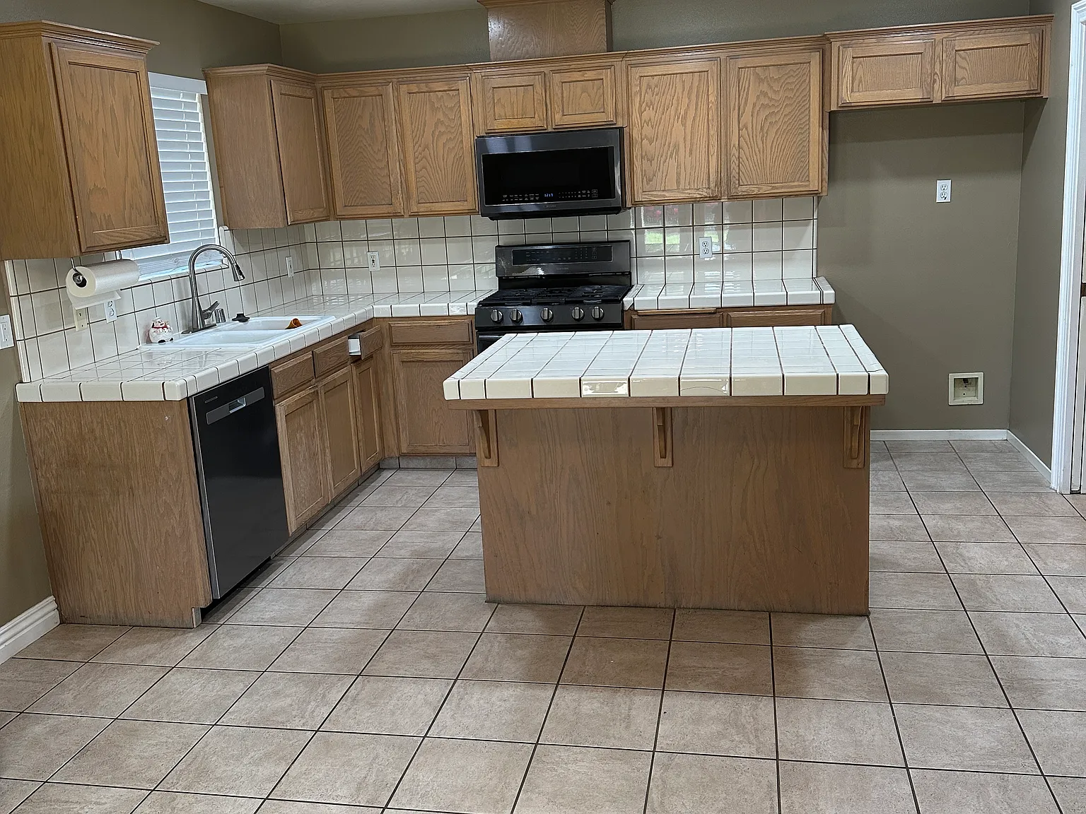 3 bed, 1435 sqft, $2,300 — Photo 3