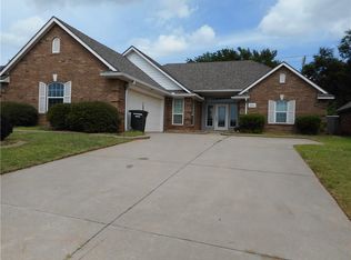 2628 E Hills Dr, Moore, OK 73160