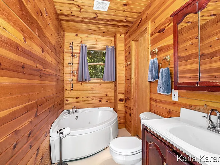 343 Elizabeth St — Photo 12