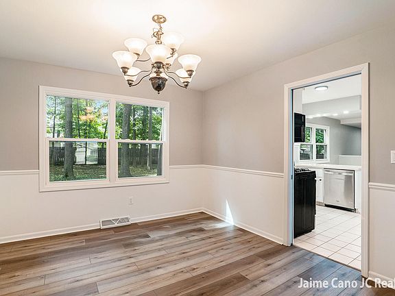 3rd image of 2126 Innwood Dr SE