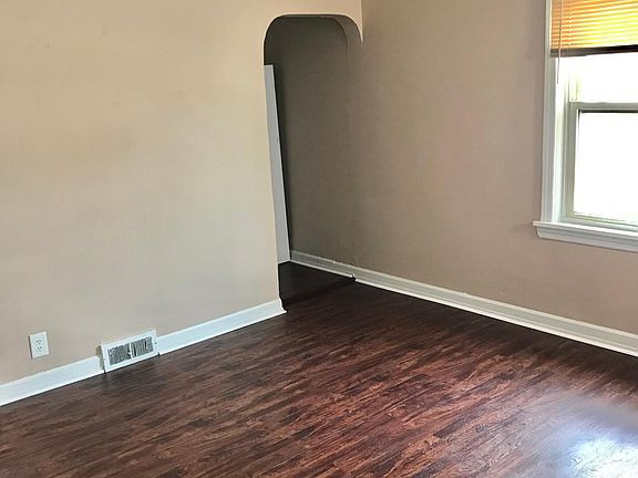 Large Lounge Room, Lots of Natural Lighting.