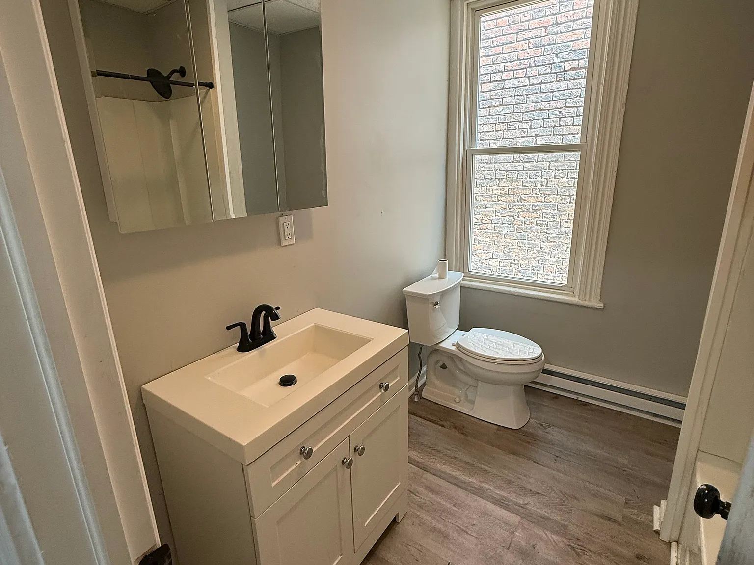 1 bed, 850 sqft, $1,150 — Photo 3