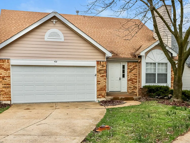 402 Waterside Dr — Photo 1