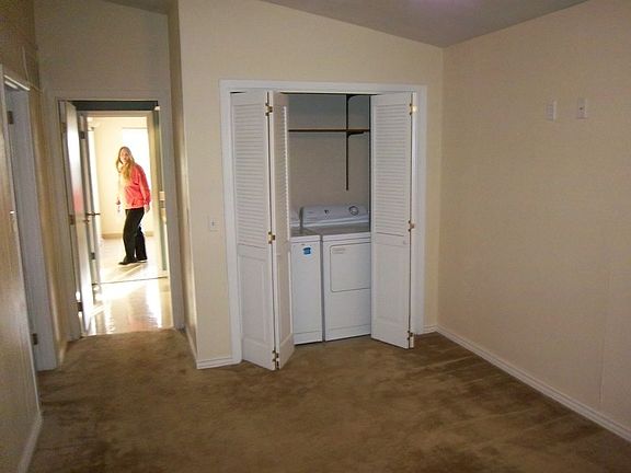 MASTER BDRM W/ LAUNDRY