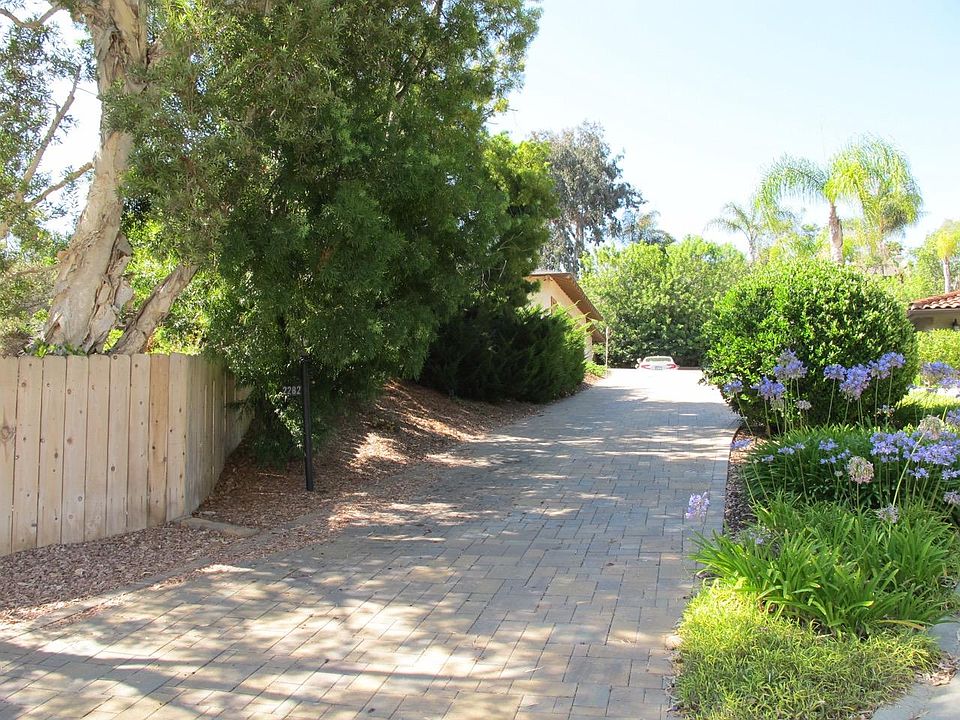 Set-back retreat, paver drive