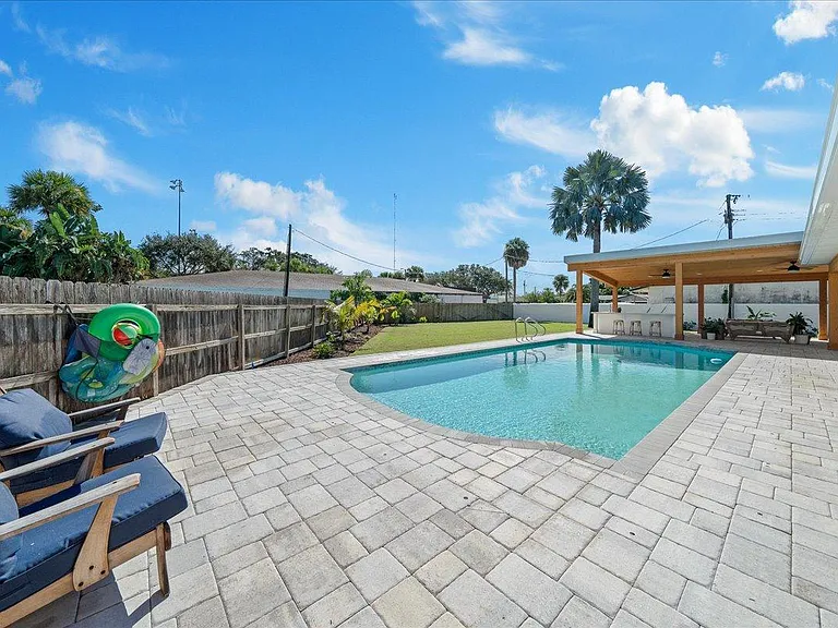 555 Norwood Ct — Photo 35