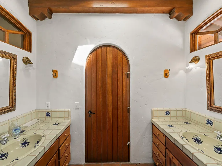 5443 Calzada Del Bosque — Photo 35