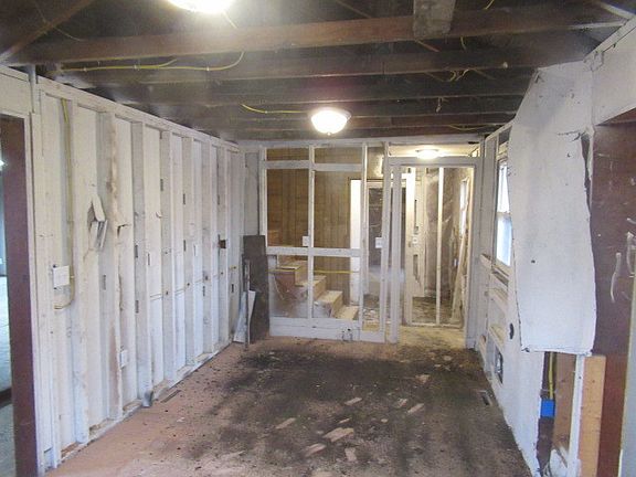 2nd image of 113 N Spring St