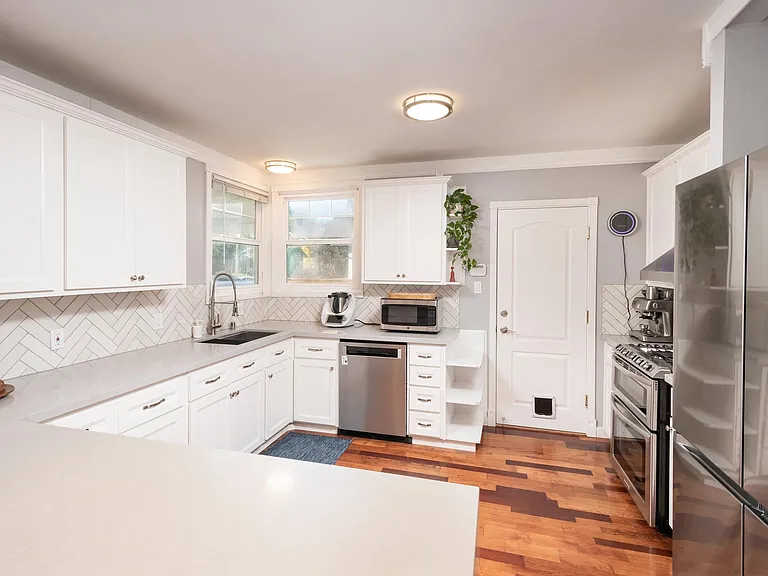 2667 San Carlos Ave — Photo 5