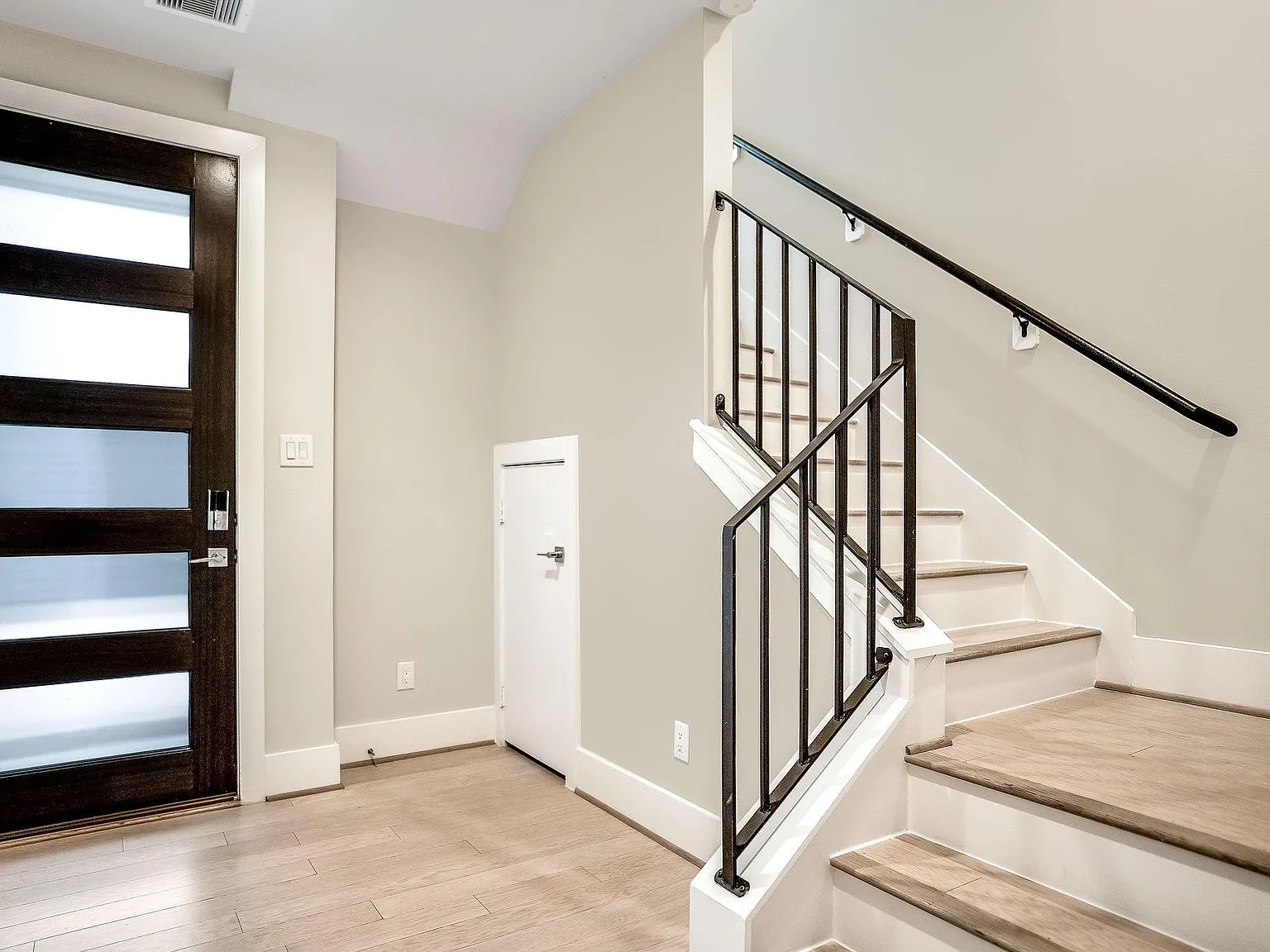 3 bed, 3.5 bath, 2328 sqft, $2,940 — Photo 4