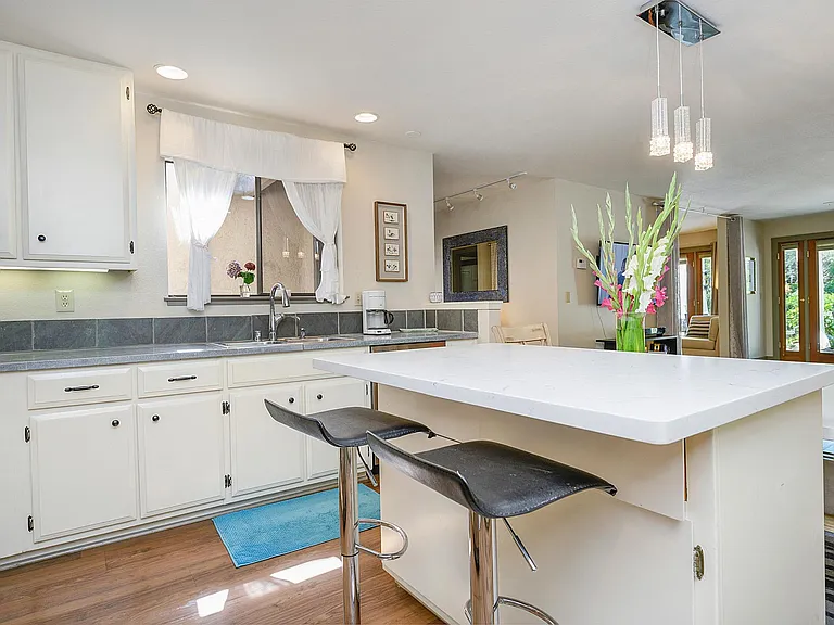 1220 Peppertree Cir — Photo 3