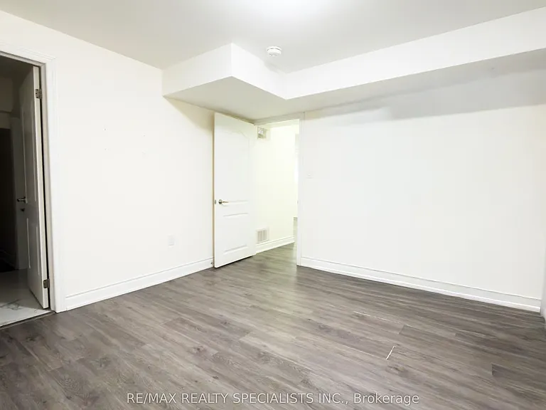 602 Queen Mary Dr #LOWER — Photo 3