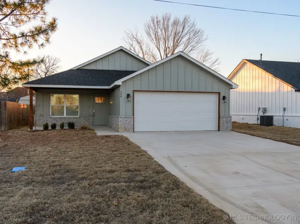 504 N 22nd St W, Collinsville, OK 74021