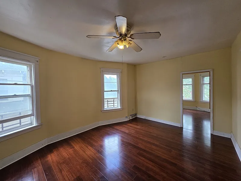 3 bed, 1.0 bath, 1100 sqft, $1,250 — Photo 3