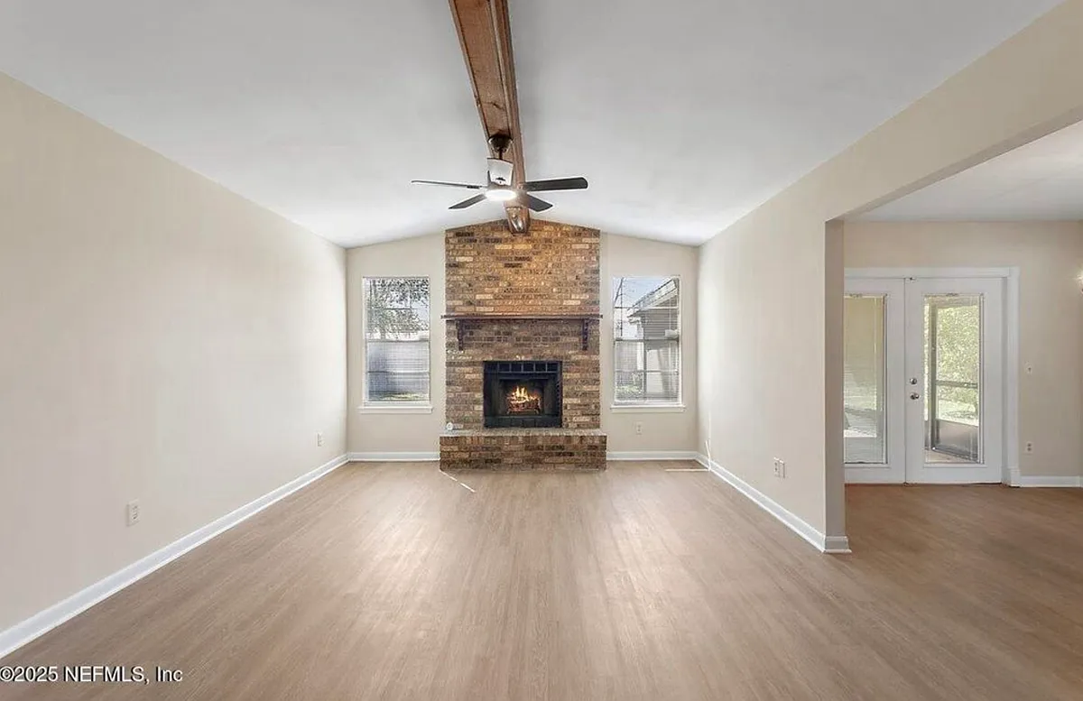Living area no furniture - 5256 Clarendon Rd