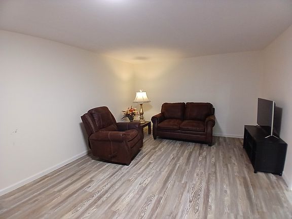 5th image of 4573 Burke Cir