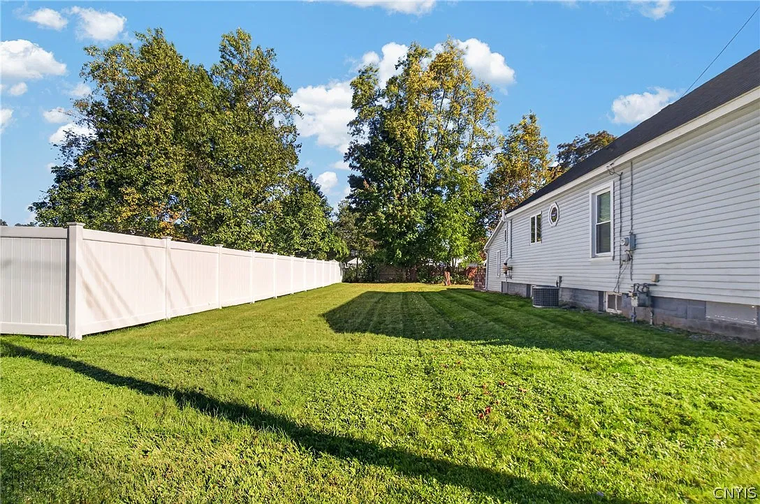 3 bed, 2.0 bath, 1041 sqft, $2,500 — Photo 2