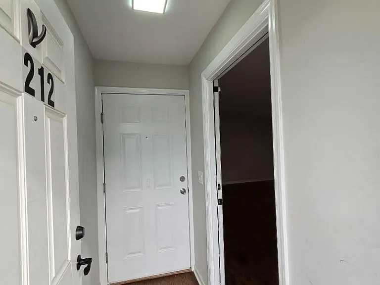 212 N Walnut St — Photo 2