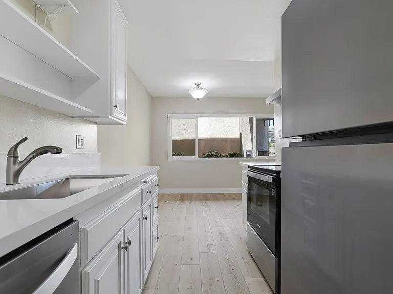 1690 E Hillcrest Dr — Photo 5