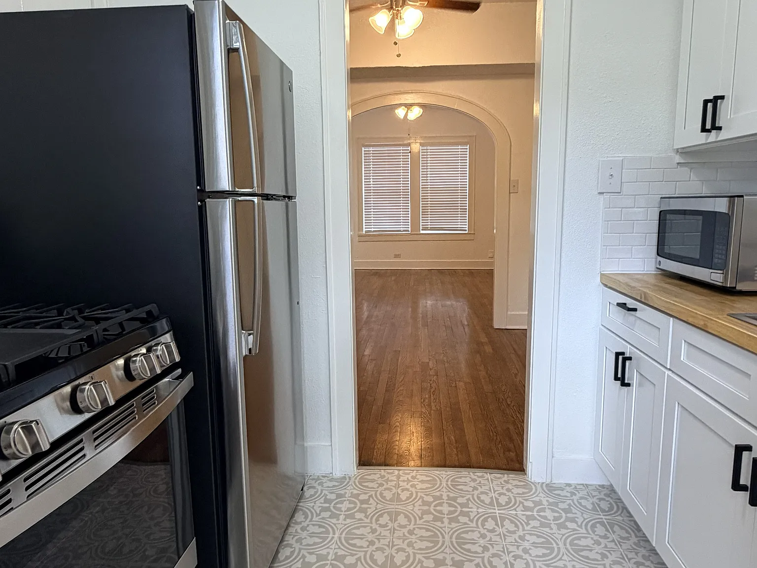 Just Remodeled! 2 Bedroom/1 Bath Apartment — Photo 3