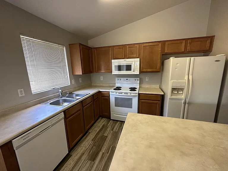 2425 S 159th Ln — Photo 7