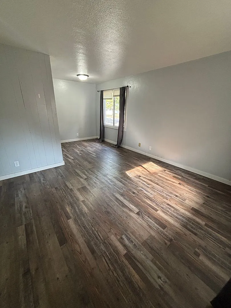 918 Denton St — Photo 2